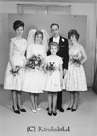 Sven Lindström Kisa
gepe
Brudpar med uppvaktning
Fr vänster Inger Jakobsson, brorsdotter till bruden, brudparet, samt Katarina Olsson, systerdotter till bruden.
Framför brudparet Marita Jakobsson, brorsdotter till bruden.
Källa: Studiegruppen hembygdsgården 
Nyckelord: Lindström Kisa