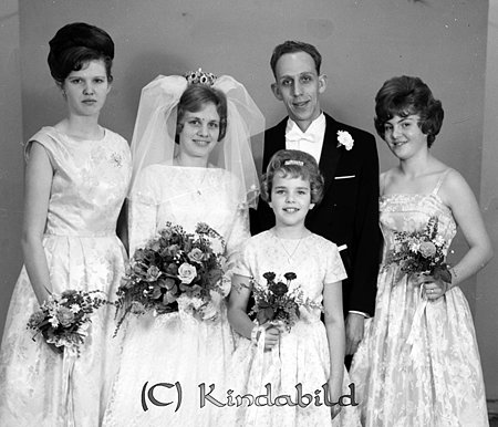 Sven Lindström Kisa
gepe
Brudpar med uppvaktning
Fr vänster Inger Jakobsson, brorsdotter till bruden, brudparet, samt Katarina Olsson, systerdotter till bruden.
Framför brudparet Marita Jakobsson, brorsdotter till bruden.
Källa: Studiegruppen hembygdsgården 
Nyckelord: Lindström Kisa