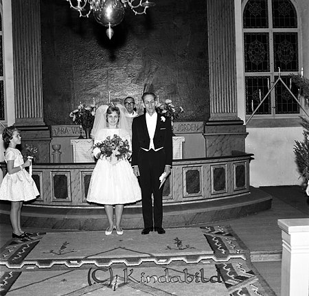 Sven Lindström Kisa
gepe
Vigsel i Kisa kyrka, vigselförrättare Gustaf Skiöld.
Brudparet Sven och Vivan Lindström.
Brudnäbb Maria Jakobsson, dotter till John och Viviann Jakobsson, Kisa
Nyckelord: Lindström Kisa