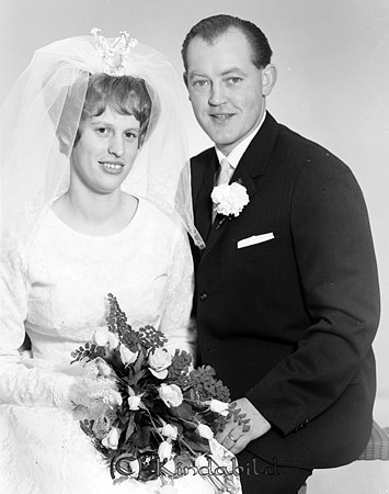 Uno Pettersson Kisa
gepe
Brudpar
Uno Pettersson och Gunilla Elvin

raja
Gunilla dotter till Erik Elvin och syster till Per. 
Källa: Gerd Pettersson 

Nyckelord: Pettersson Kisa