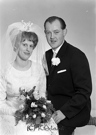 Uno Pettersson Kisa
gepe
Brudpar
Uno Pettersson och Gunilla Elvin

raja
Gunilla född Elvin o Uno, barn Ann o Lars.
Rut o Axel föräldrar till Gunilla och hennes bror Pär.
Eva o Ernst föräldrar till Uno och hans syskon Evy o Henry.
Källa: Studiegruppen Hembygdsgården 

Nyckelord: Pettersson Kisa