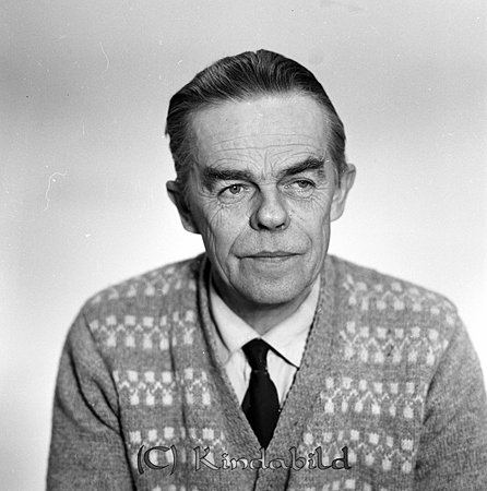 Sven Gilbert Kisa
raja
Man klädd i skjorta slips under en tröja

Nyckelord: Gilbert Kisa