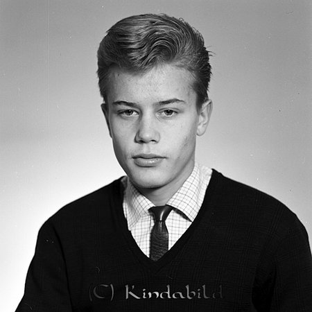 Lennart Schill Storgatan 8 Kisa
raja
Man klädd i skjorta slips under en tröja 

Nyckelord: Schill Kisa