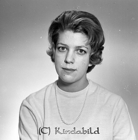 Kerstin Grindestamm Floragatan 1 Kisa
raja
Kvinna klädd i en jumper och ett pärlhalsband runt halsen  

Nyckelord: Grindestamm Kisa