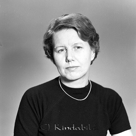 Fru Klenfeldt Kisa
gepe
Dam klädd i mörk kortärmad jumper och med halskedja.
Svea Klenfeldt Kisa

raja
Svea föddes 4 oktober 1919, dog 5 april 2012.
Källa: Dödsannonsen. 
Källa: mayca

Nyckelord: Klenfeldt Kisa