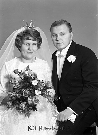 Bernt Wixner Sörbygatan 76 Gävle
raja 
Brudpar          

raja
Bernt Wixner Hälsingland och Berit Marianne Elisabet från Yxsmedshult.
Marianne Eriksson, dotter till Einar och Berta Eriksson Yxsmedshult. Brodern Bengt.
  Källa: Studiegruppen hembygdsgården. 
Nyckelord: Wixner Gävle