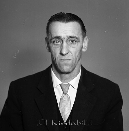 Gustav Andersson Millingetorp Kisa
raja
Man klädd i vit skjorta slips och kavaj

raja
Gustav "Anders Johan" Andersson, född 1922 i Kisa. Han var duktig med hästar och hade stall i Millingetorp. Gift med Stina född Karlsson från Uvkullen.
 Källa: Studiegruppen hembygdsgården 
Nyckelord: Andersson