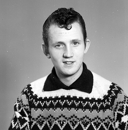 Karl Jakobsson Garverigatan 10 Kisa
raja
Man klädd i svart skjorta under stickad tröja

raja
Karl Lennart Jakobsson, son till Ture "Jeppe" Jakobsson.
 Kalle systrar Mona och Inga.
 Källa: Studiegruppen hembygdsgården 
Nyckelord: Jakobsson Kisa