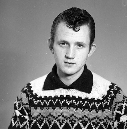 Karl Jakobsson Garverigatan 10 Kisa
raja
Man klädd i svart skjorta under stickad tröja

Nyckelord: Jakobsson Kisa