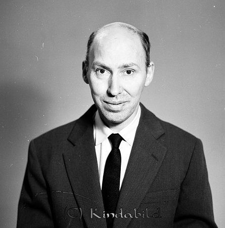 Bengt Fridell Fimongatan 3 Kisa
raja
Man klädd i vit skjorta slips och kavaj

raja
Bengt Fridell född 1920 i Skänninge. Han bodde hos Karl Edvard Nilsson född 1888. Adress Fimongatan 3. Där bodde också Elsa Gunborg Andersson född 1903 i Kisa.
 Bengt Fridell dog 1997 på Kindagård.
 Källa: Studiegruppen hembygdsgården, Folkräkning 1970 och Sv dödbok 
Nyckelord: Fridell Kisa