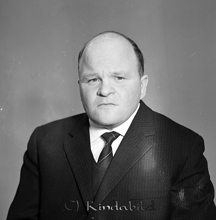 Erik Albertsson Kisa
raja
Man klädd i skjorta slips och kavaj

Nyckelord: Albertsson Kisa
