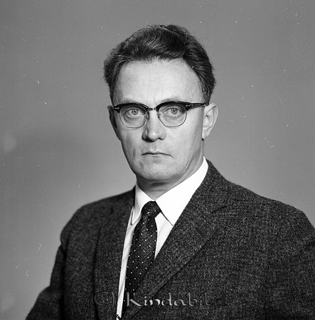 Helge Andersson Väsby Slätmon Rimforsa
raja
Man klädd i skjorta slips och kavaj

Nyckelord: Andersson Rimforsa