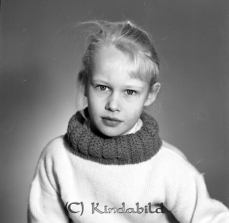 Desire o Sonja Gustavsson Boda Rimforsa
raja
Flicka klädd i stickad tröja med hög krage 

Nyckelord: Gustavsson Rimforsa