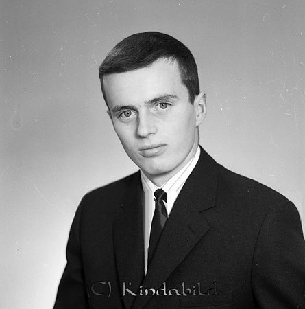 Bernt Johansson Linnégatan 39 Kisa
raja
Man klädd i skjorta slips och kavaj

raja
Bernt Johansson, son till Birger och Inga Johansson. De kom från Hällingeberg. Birger Johansson byggde huset på Linnégatan 39 i Kisa. Det fanns två flickor i familjen också en hette Ingmarie
 Källa: Studiegruppen hembygdsgården 

Nyckelord: Johansson Kisa
