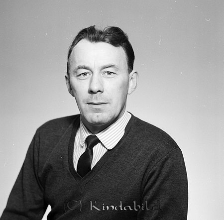 Lennart Larsson Gammelgårdsgatan 6 Kisa
raja
Man klädd i skjorta slips under en tröja

raja
Lennart Larsson, son till Paul Larsson.
 Paul Larsson var bror med åkare Gillis Larsson.
 Hans systrar var Margareta och Marianne.
 Lennart var gift med Maj-Britt som kom från Osby.
 Han spelade fotboll i KBK.
 Lennart arbetade hos George Marcusson Charkuteri,
 Källa: Studiegruppen hembygdsgården 
Nyckelord: Larsson Kisa