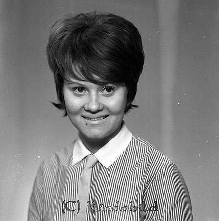 Helena Carlsson Tidersrum Kisa
raja
Kvinna klädd i randig blus med ljus krage och slips  

raja
Helena Karlsson, dotter till handlanden Carlsson och hans hustru Elsie, Tidersrum, syster Annagreta. 
 Helena gifte sig med Wilhelm Hahne.
 De fick tre barn, tvillingarna Teresia och Maria, samt Henrik.
 Bosatte sig i Grebo.
 Källa : Studiegruppen hembygdsgården 
Nyckelord: Carlsson Kisa