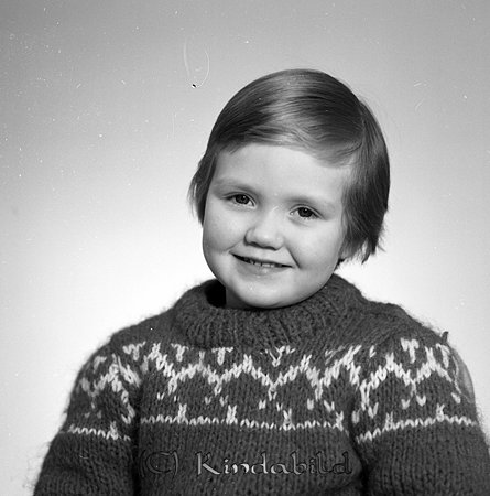 Fröken Lundin Kisa
raja
Flicka klädd i stickad tröja  
        
Nyckelord: Lundin Kisa
