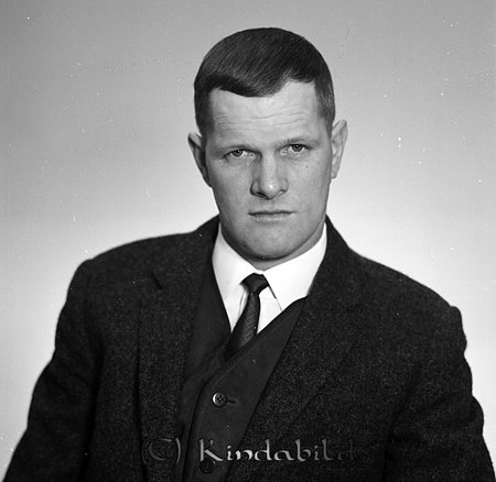 Jan Lundahl Linnégatan 7 Kisa
raja
Man klädd i skjorta slips och kavaj

raja
Jan-Erik Lundahl, son till Erik och Olga Lundahl. Jan-Erik gifte sig med Kerstin från Värmland och fick två pojkar Lars och Per. 
Källa: Gerd Pettersson


Nyckelord: Lundahl Kisa