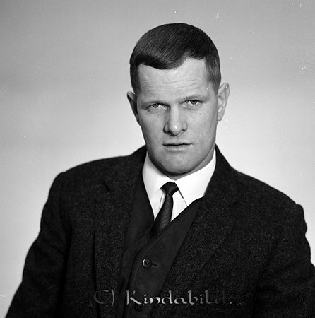 Jan Lundahl Linnégatan 7 Kisa
raja
Man klädd i skjorta slips och kavaj

Nyckelord: Lundahl Kisa