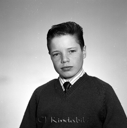Lars Lundahl Linnégatan 7 Kisa
raja
Man klädd i skjorta slips och stickad tröja

raja
Lars Lundahl, son till Jan-Erik och Kerstin Lundahl Kisa. 
Källa: Gerd Pettersson


Nyckelord: Lundahl Kisa