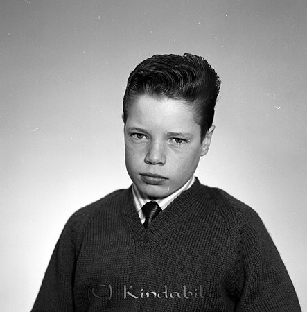 Lars Lundahl Linnégatan 7 Kisa
raja
Man klädd i skjorta slips och stickad tröja

Nyckelord: Lundahl Kisa
