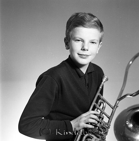 Roger Svensson Björkhamra Kisa
raja
Man klädd i mörk tröja och som håller i en trombon 

raja
Roger Svensson, son till Ingrid och Nils Svensson, Björkhamra. 
 Roger spelade trombon i Kisa Blåsorkester. 
 Källa : Studiegruppen hembygdsgården 
Nyckelord: Svensson Kisa