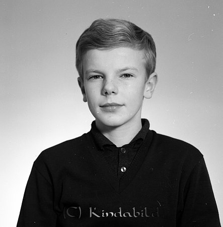 Roger Svensson Björkhamra Kisa
raja
Man klädd i mörk tröja 

Nyckelord: Svensson Kisa