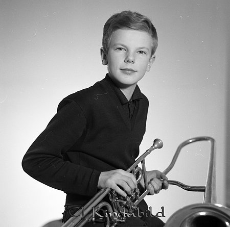 Roger Svensson Björkhamra Kisa
raja
Man klädd i mörk tröja och som håller i en trombon 

Nyckelord: Svensson Kisa
