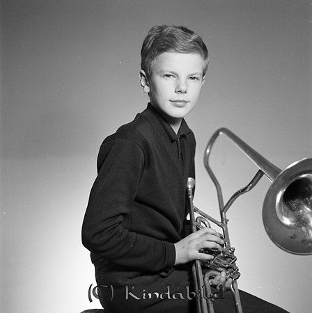 Roger Svensson Björkhamra Kisa
raja
Man klädd i mörk tröja och som håller i en trombon 

Nyckelord: Svensson Kisa