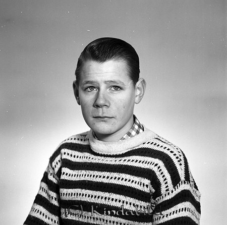 Karl Johansson Stora Rothult Kisa
raja
Man klädd i randig stickad tröja 

Nyckelord: Johansson Kisa