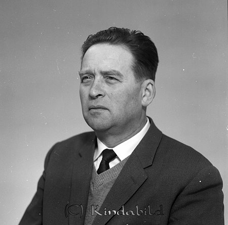 Helge Ydringer Årteflod Tidersrum
raja
Man klädd i skjorta slips och kavaj 

raja
Helge Ydre ger tidigare Pettersson. Han var gift ned Anna - Lisa född Nälze'n
Barn Katarina, Staffan, Birgitta, Margareta och Thomas.
Helge Ydinger var först lantbrukare, sedan arbetade han på Kisa Elbyrå som låg i källaren på värdshuset. Arbetade sedan som försäljare på B S Maskiner i Kisa och sålde traktorer. 
Källa: Gerd Pettersson

Nyckelord: Ydringer Tidersrum