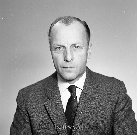 Lennart Malmqvist Grönedegatan 49 Kisa
raja
Man klädd i skjorta slips och kavaj 

raja
Lennart var lärare i Stjärneboskolan. Han var 1917 i Dädesjö, Kronobergs län. Gift med Helena född Andersson. 
Källa: Gerd Pettersson 

Nyckelord: Malmqvist Kisa
