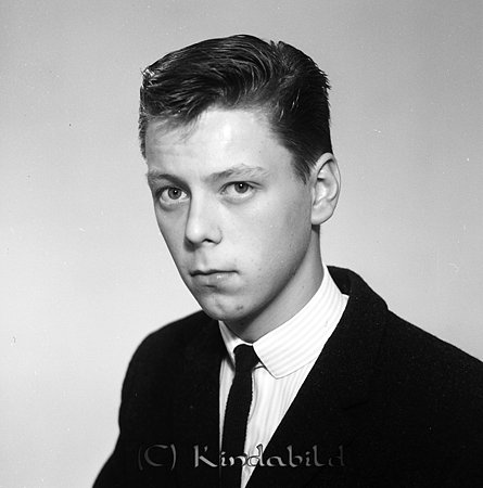 Stefan Carlsson Kisa Hus B Kisa
raja
Man klädd i skjorta slips och kavaj 

raja
Stefan Carlsson, son till polisman Arne och Karin Carlsson. 
Källa: Gerd Pettersson

Nyckelord: Carlsson Kisa
