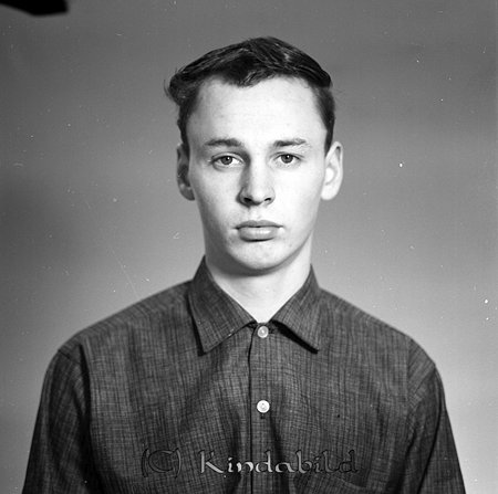 Per Elvin Södra Prästgatan 18 Kisa
raja
Man klädd i skjorta   

raja
Per Elin, son till Axel och Rut Elvin. 
 Per Elvin och Gerd Pettersson har två barn, Sissi och Marcus.
 Systern heter Gunilla gift med Uno Pettersson. 
 Källa : Studiegruppen hembygdsgården
Nyckelord: Elvin Kisa
