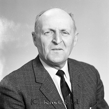 Gunnar Feldt Skålefall Horn
raja
Man klädd i skjorta slips och kavaj

raja
Gunnar Feldt född 1904 i Horn gift 1937 med Dagny Elvira född Johansson Södra Vi.
Barn; Anita född 1939 och Sune född 1944 
Källa: Gerd Pettersson

Nyckelord: Feldt Horn