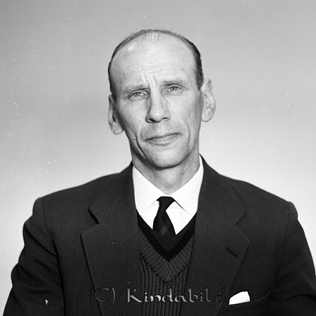 Ingmar Pettersson Somstorp Norra Vi
raja
Man klädd i skjorta slips stickad väst och kavaj

Nyckelord: Pettersson Norra Vi