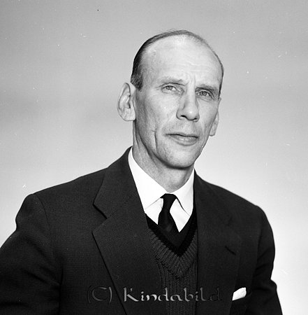 Ingmar Pettersson Somstorp Norra Vi
raja
Man klädd i skjorta slips stickad väst och kavaj

Nyckelord: Pettersson Norra Vi