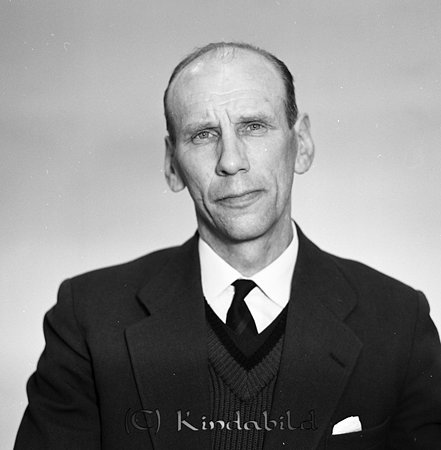 Ingmar Pettersson Somstorp Norra Vi
raja
Man klädd i skjorta slips stickad väst och kavaj

Nyckelord: Pettersson Norra Vi