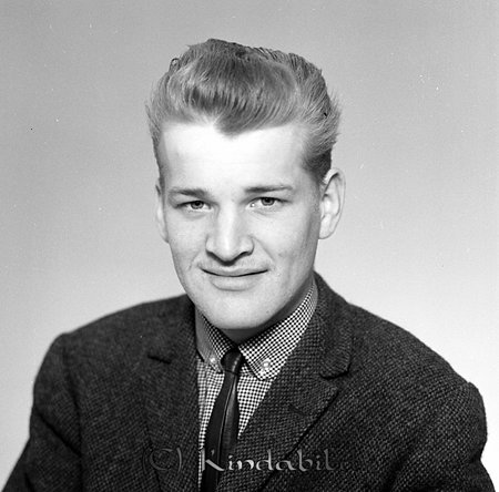 Lars-Gösta Jakobsson Hägerstad Rimforsa
raja
Man klädd i rutig skjorta slips och kavaj

raja
Lars-Gösta Jakobsson, son till Gösta och Anna-Lisa Jakobsson
 Hägerstad Löneboställe.
 Källa: Folkräkning 1970 
Källa: Studiegruppen hembygdsgården 

Nyckelord: Jakobsson Rimforsa