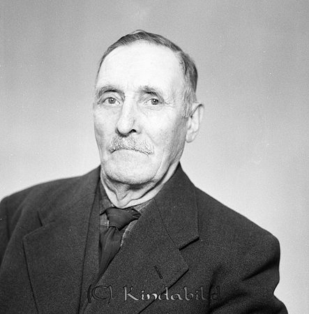 Nilsson Kjettestorp Skola Kisa
raja
Man klädd i skjorta slips väst och kavaj

raja
Arvid Nilsson gift med Hanna född Adolfsson.
 Barn
 Gösta född 1920 i Västra Harg
 Britta född 1922 i Västra Harg
 Kurt född 1923 i Västra Harg
 Göta född 1925 i Kisa
 Karin Hjördis Viola född 1927 i Västra Eneby 
Källa: Studiegruppen hembygdsgården

Nyckelord: Nilsson Kisa