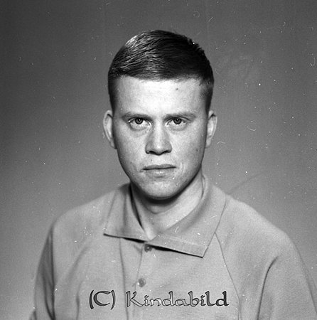 Bernt Andersson Uppgården Kättilstad
raja
Man klädd i ljus tröja med krage

Nyckelord: Andersson Kättilstad