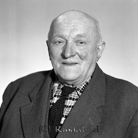 Ernst Karlsson Hässlehylta Kisa
raja
Man klädd i skjorta slips och kavaj

Nyckelord: Karlsson Kisa