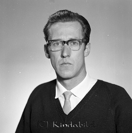 Ingvar Johansson Viggetorp Kisa
raja
Man klädd i skjorta slips och tröja

Nyckelord: Johansson Kisa