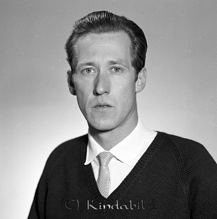 Ingvar Johansson Viggetorp Kisa
raja
Man klädd i skjorta slips och tröja

Nyckelord: Johansson Kisa