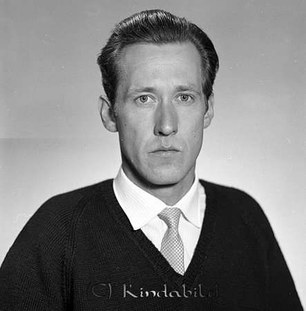 Ingvar Johansson Viggetorp Kisa
raja
Man klädd i skjorta slips och tröja

Nyckelord: Johansson Kisa