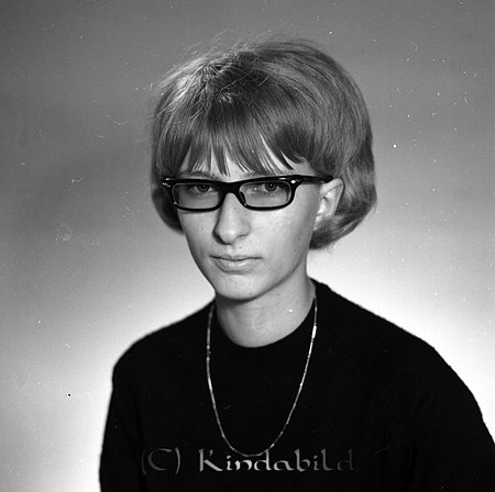 Gunilla Gothnier Storgatan 29 Kisa
raja
Kvinna klädd i en mörk tröja med ett halsband runt halsen 

Nyckelord: Gothnier Kisa