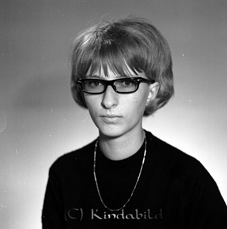 Gunilla Gothnier Storgatan 29 Kisa
raja
Kvinna klädd i en mörk tröja med ett halsband runt halsen 

Nyckelord: Gothnier Kisa