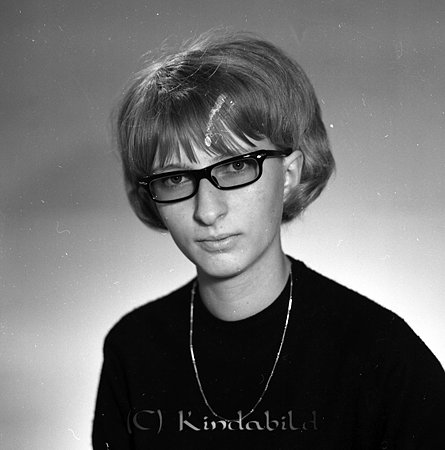 Gunilla Gothnier Storgatan 29 Kisa
raja
Kvinna klädd i en mörk tröja med ett halsband runt halsen 

Nyckelord: Gothnier Kisa
