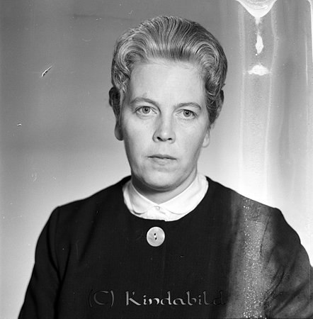 Iris Danielsson Mjölkvik Kisa
raja
Kvinna klädd i en ljus blus under mörk jacka 

Nyckelord: Danielsson Kisa