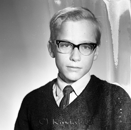 Sören Jakobsson Danbomsväg 3 Kisa
raja
Man klädd i skjorta slips under en stickad tröja

raja
Sören kom från Sjöängen Svalsjö. 
 Trodde Studiegruppen hembygdsgården
Nyckelord: Jakobsson Kisa
